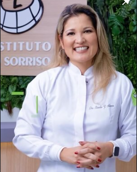Equipe do Instituto do Sorriso na recepção da clínica