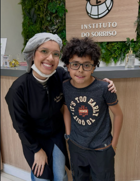 Paciente sorrindo com dentista do Instituto do Sorriso